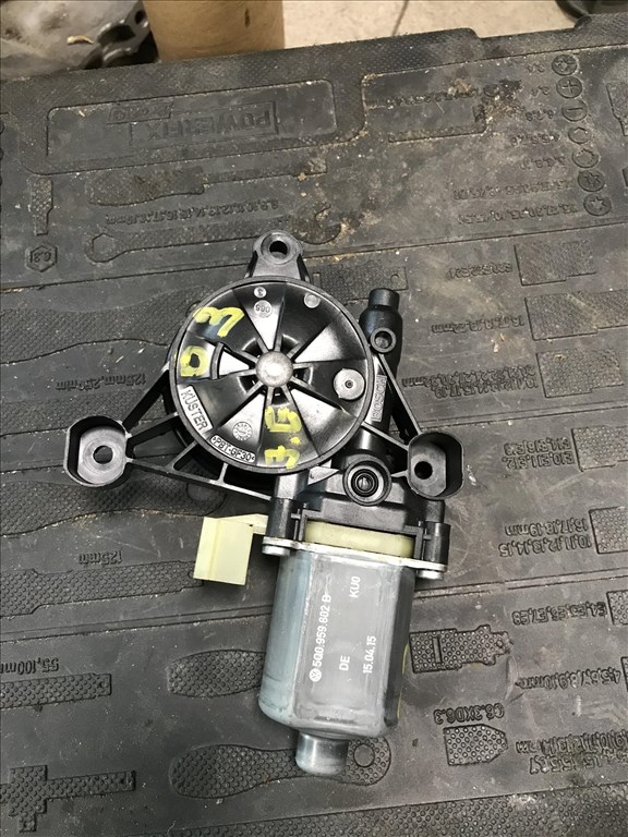 Skoda Octavia III jobb első ablakemelő motor 5q0959802b 1. kép