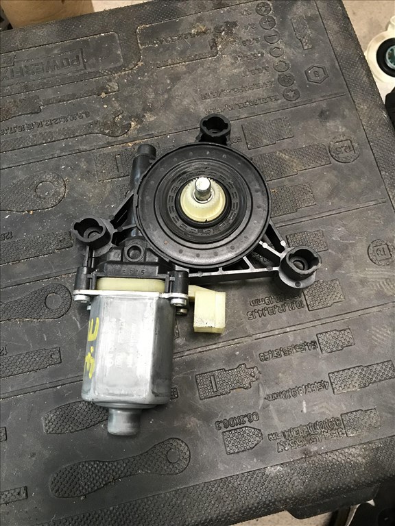 Skoda Octavia III jobb első ablakemelő motor 5q0959802b 2. kép