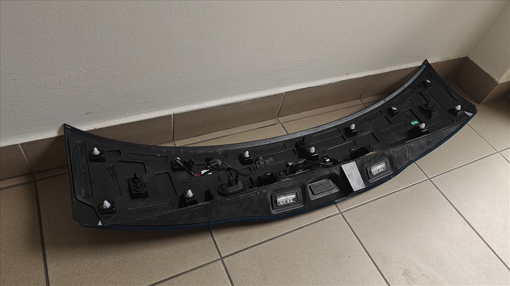 Fiat 500E hátsó rendszámtábla világítás FA00ADJ68522 fa00adj685220000 2. kép