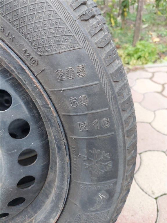  Nissan Leaf II. 5x114.3  R16" használt gyári  lemezfelni, rajta 205/60 használt téli gumi, TPMS-el 2. kép