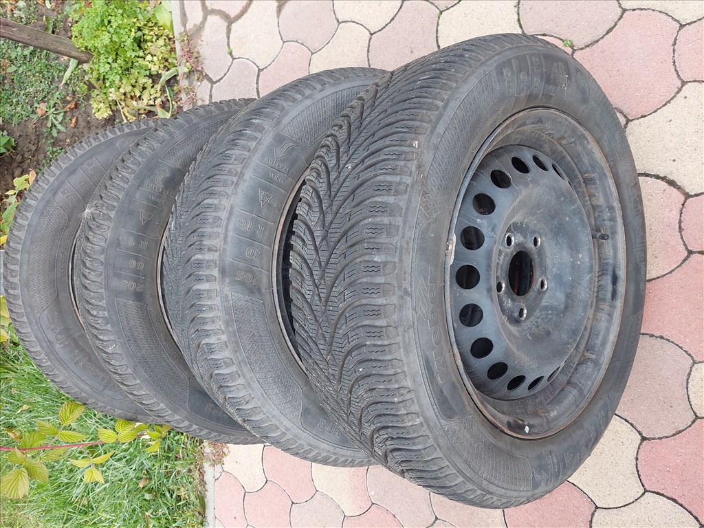  Nissan Leaf II. 5x114.3  R16" használt gyári  lemezfelni, rajta 205/60 használt téli gumi, TPMS-el 3. kép