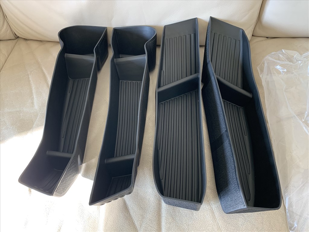 Tesla Model Y kivehető vízálló ajtó zseb betét 4db jó minőségű 20.000 Ft  1. kép