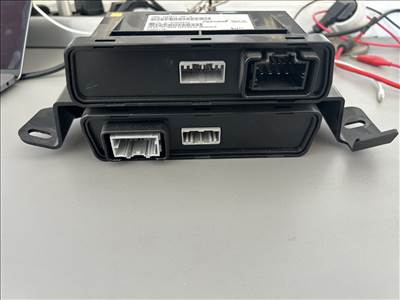 Tesla Model S kézifék és csomagtér vezérlő modul 