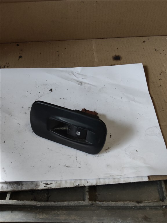 Renault Trafic II Generation L1H1 2.0 dCi 115 Jobb első ablakemelő kapcsoló  8200011870 1. kép