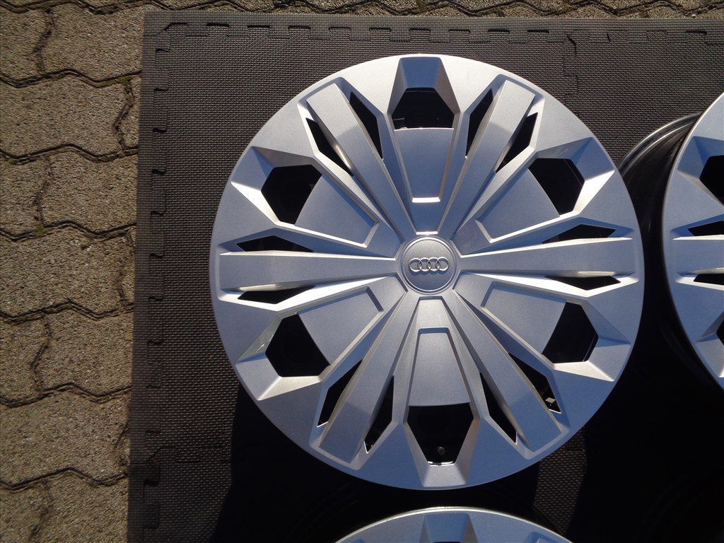 VW-Audi gyári lemezfelni 17-es, 5×112-es, dísztárcsával újszerűen eladó.  2. kép