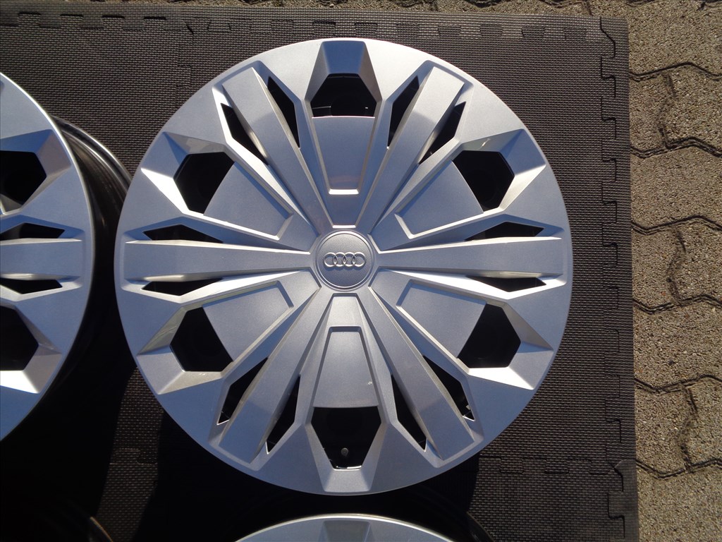 VW-Audi gyári lemezfelni 17-es, 5×112-es, dísztárcsával újszerűen eladó.  3. kép