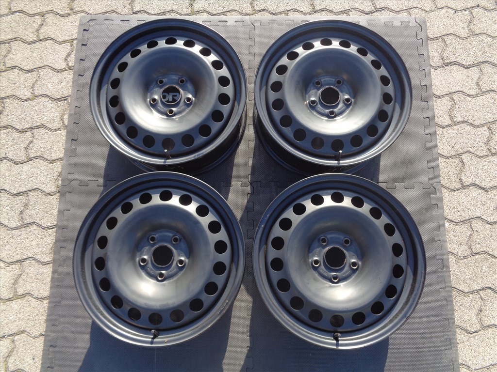 VW-Audi gyári lemezfelni 17-es, 5×112-es, dísztárcsával újszerűen eladó.  4. kép