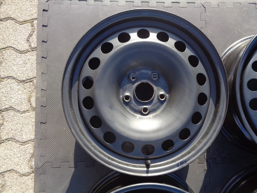 VW-Audi gyári lemezfelni 17-es, 5×112-es, dísztárcsával újszerűen eladó.  5. kép