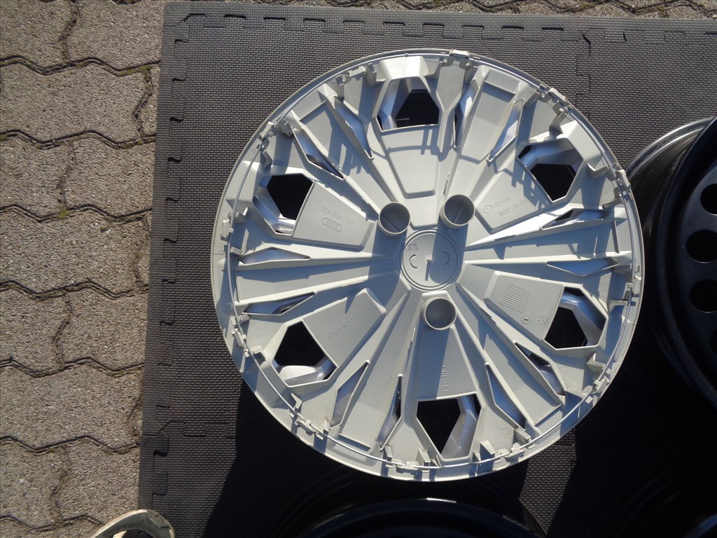 VW-Audi gyári lemezfelni 17-es, 5×112-es, dísztárcsával újszerűen eladó.  9. kép