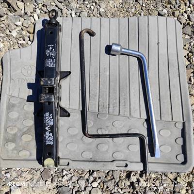 Toyota Corolla 1, 4 vvti gyári emelő.