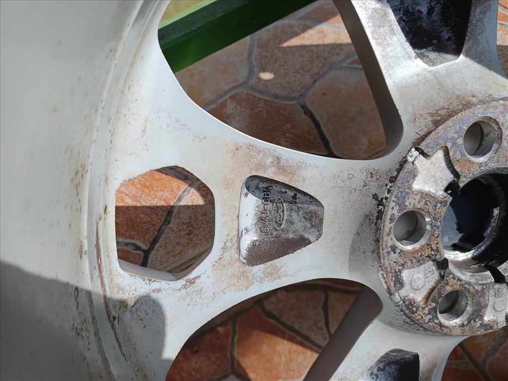 Ford gyári alufelni, 8x19, 63.4, 5x108, et52.5 7. kép