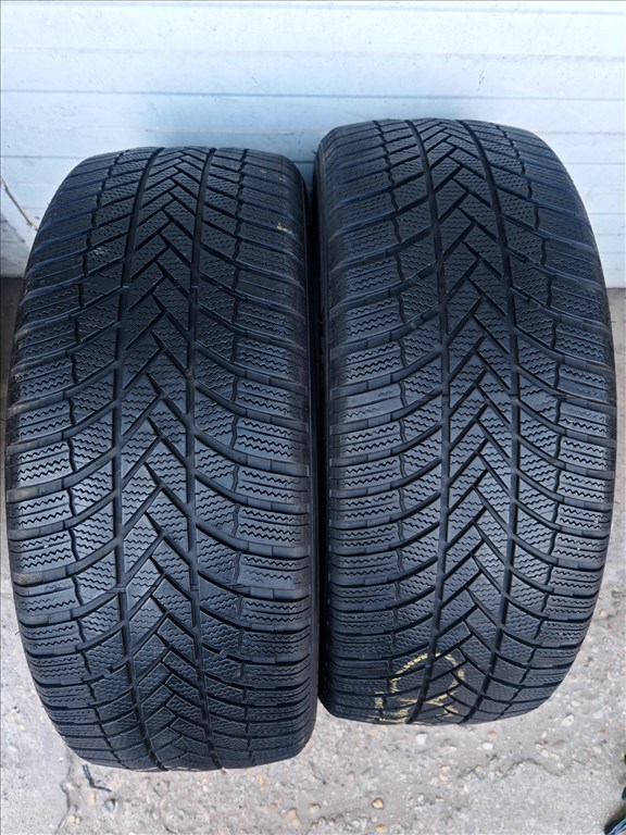  245/4520" újszerű Bridgestone téli gumi gumi 1. kép