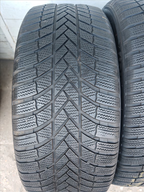  245/4520" újszerű Bridgestone téli gumi gumi 2. kép