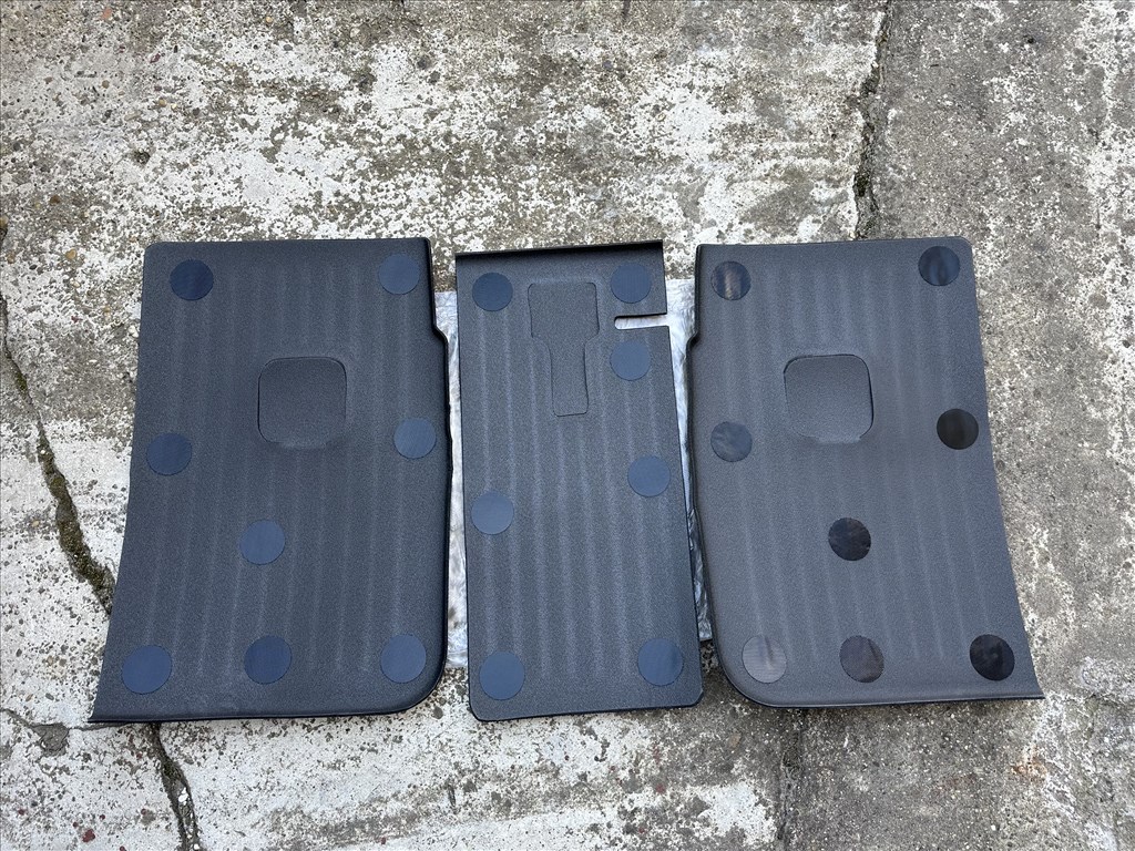 Tesla Model Y hátsó üléstámla védő ülésvédő tépzáras 3 részes 4. kép