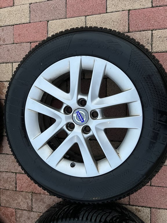  5x108 lyukosztású 16" újszerű alufelni, rajta 215/65 használt Kleber téli gumi 3. kép
