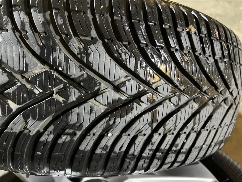  5x108 lyukosztású 16" újszerű alufelni, rajta 215/65 használt Kleber téli gumi 10. kép