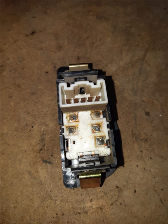 Suzuki Swift II 96-03 Jobb Hátsó Ablakemelõ Kapcsoló 2. kép