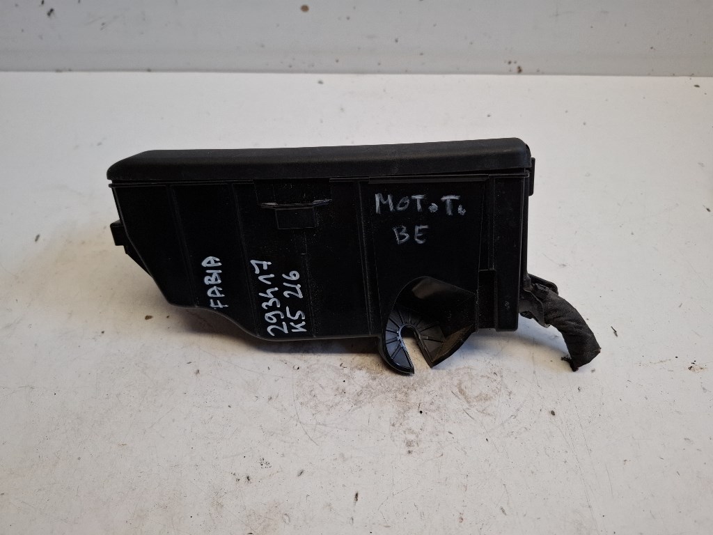 Skoda Fabia bal elsõ biztosítéktábla motortér 2Q0927165A 2. kép