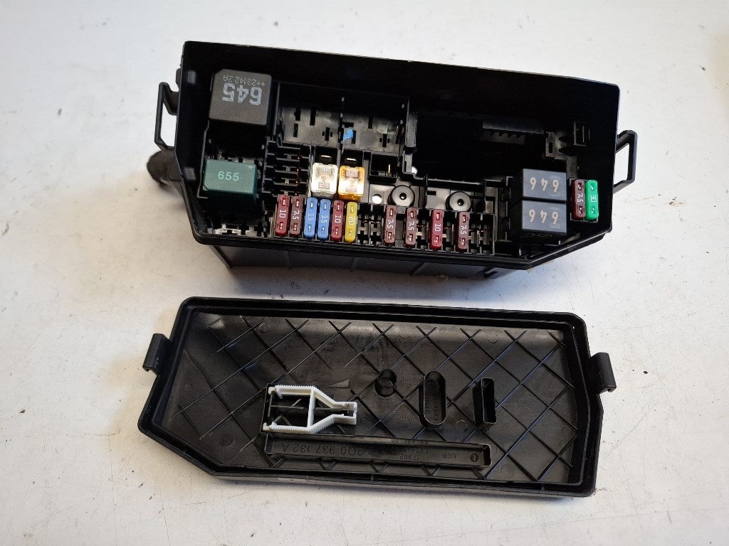 Skoda Fabia bal elsõ biztosítéktábla motortér 2Q0927165A 4. kép