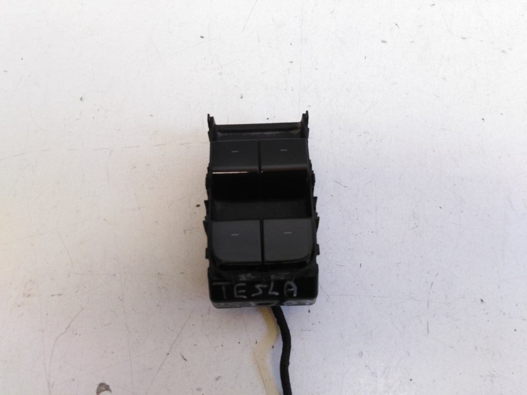 Tesla Model 3 bal elsõ ablakemelõ kapcsoló 108103701 1. kép