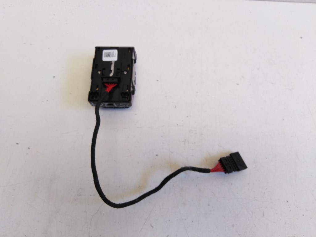 Tesla Model 3 bal elsõ ablakemelõ kapcsoló 108103701 2. kép