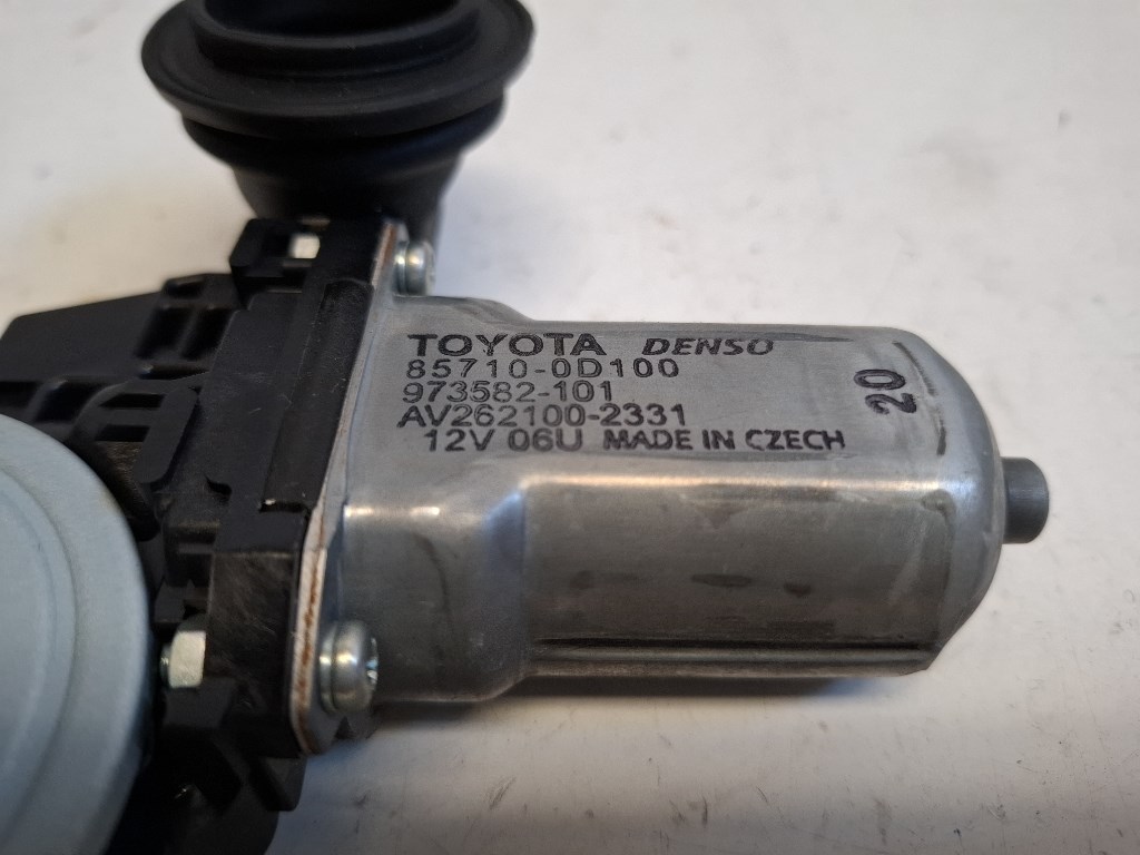 Toyota Yaris (XP130) bal hátsó ablakemelõ motor 857100D100 AV2621002331 3. kép