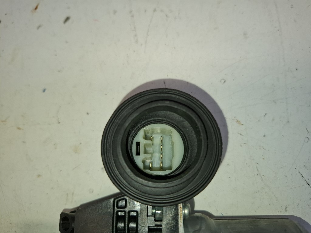 Toyota Yaris (XP130) bal hátsó ablakemelõ motor 857100D100 AV2621002331 4. kép