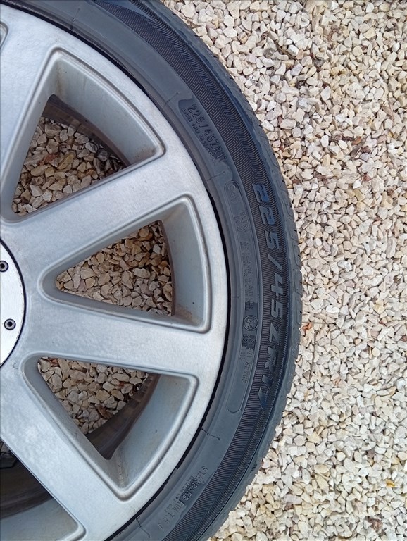  5x112 lyukosztású 17" újszerű (gyári felni) alufelni, rajta 225/45 újszerű Fortuna nyári gumi gumi  3. kép