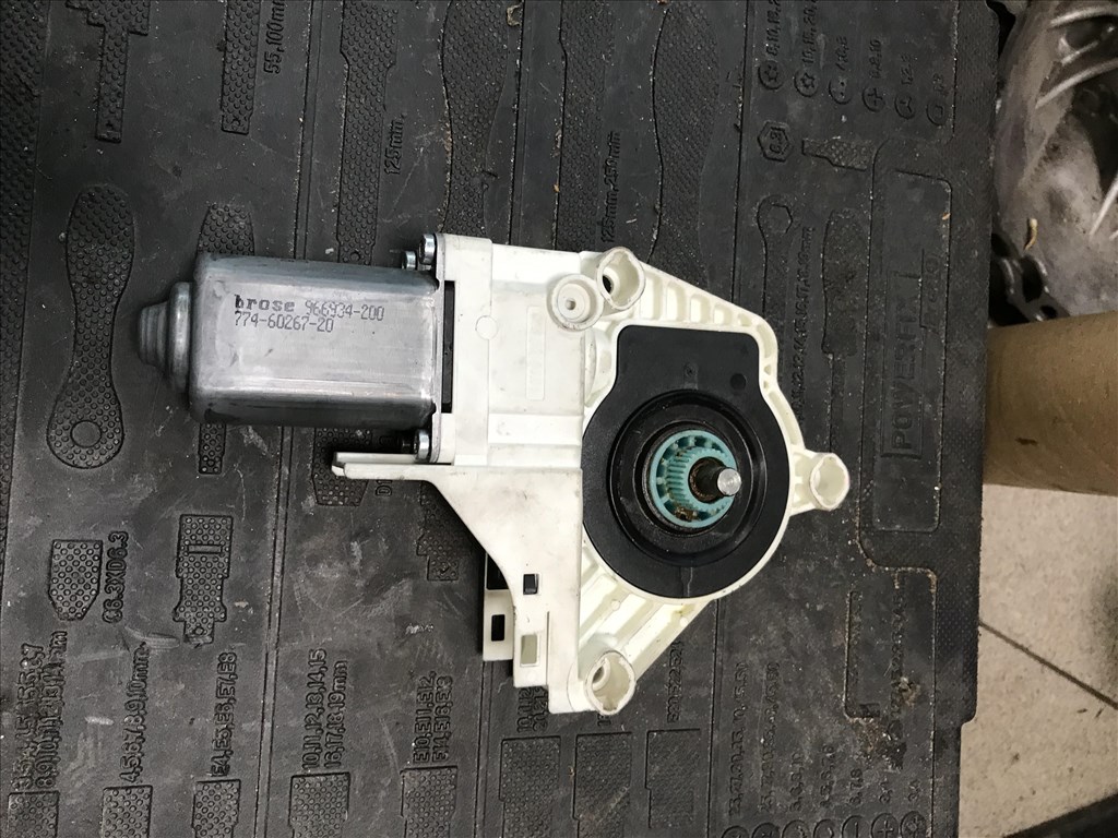 Skoda Superb II jobb első ablakemelő motor 8k0959802a 2. kép