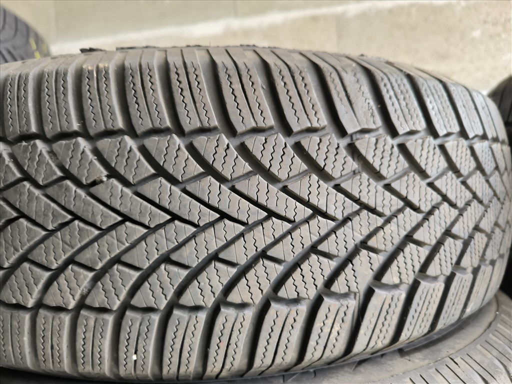  225/6517" 35e/2db  Bridgestone téli gumi gumi 4. kép