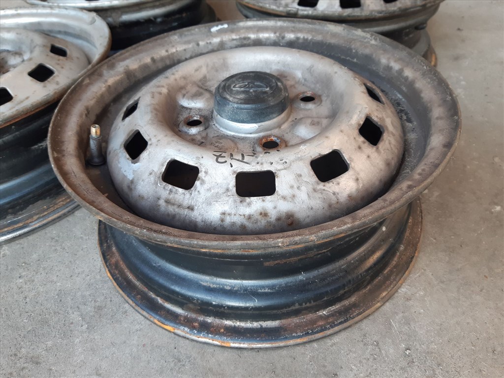 Daewoo Matiz <p>Felni méret: 13"</p><p>Felni szélesség: 4.5</p><p>Furatszám: 4</p><p>Osztókör: 114.3</p><p>ET szám: ET45</p><p>Agy Átmérõ: 69.0</p><p>Állapot: Normál</p><p>Érdeklõdéskor hivatkozzon erre: KIN-40105</p><p>Bármire van szüksége hívjon bizalommal!<br>Kizárólag munkaidõben hétfõtõl - péntekig 8-12 13-16 óráig!<br>Alkatrészek széles választékban!<br>Hivatalos Regisztrált Autobontó Kecel!<br>Vásároljon Megbízható Helyrõl Beszerelési Garanciával Profiktól!</p> 22000 3. kép