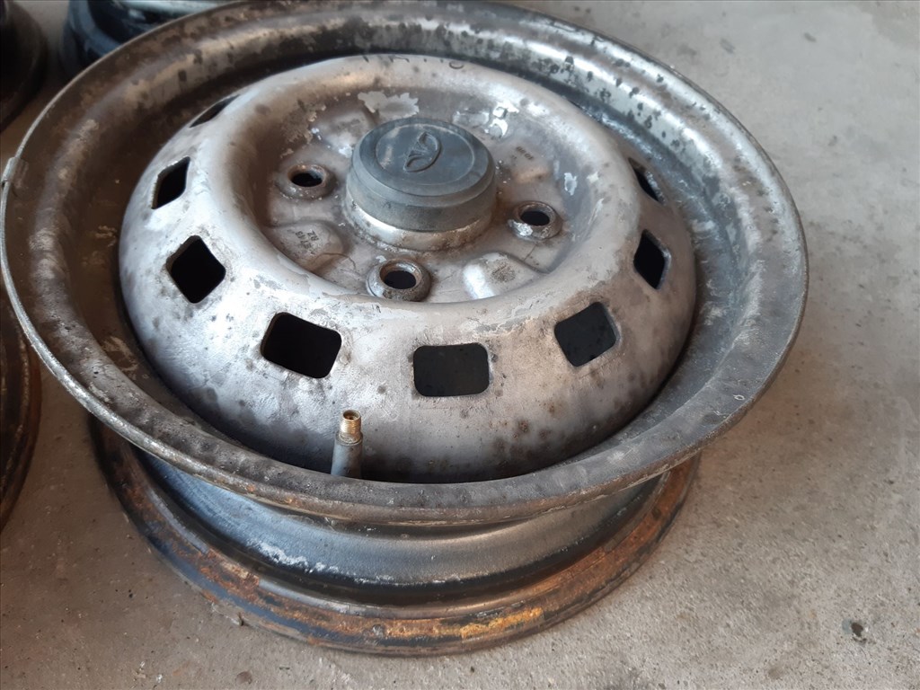 Daewoo Matiz <p>Felni méret: 13"</p><p>Felni szélesség: 4.5</p><p>Furatszám: 4</p><p>Osztókör: 114.3</p><p>ET szám: ET45</p><p>Agy Átmérõ: 69.0</p><p>Állapot: Normál</p><p>Érdeklõdéskor hivatkozzon erre: KIN-40105</p><p>Bármire van szüksége hívjon bizalommal!<br>Kizárólag munkaidõben hétfõtõl - péntekig 8-12 13-16 óráig!<br>Alkatrészek széles választékban!<br>Hivatalos Regisztrált Autobontó Kecel!<br>Vásároljon Megbízható Helyrõl Beszerelési Garanciával Profiktól!</p> 22000 4. kép