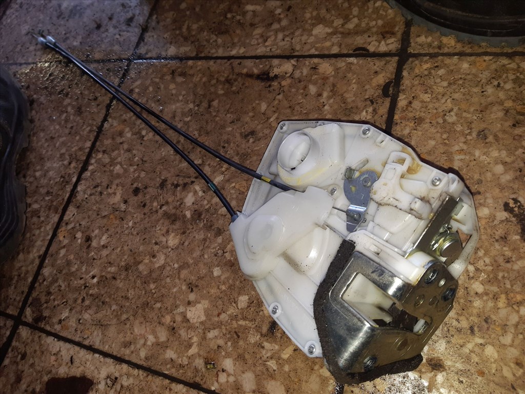 Suzuki Swift III 04-10 Bal Hátsó Ajtó Zárszerkezet  Központizár Motor 1. kép