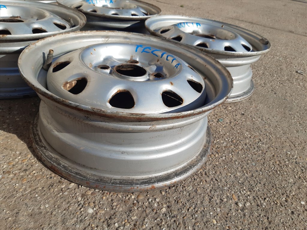 Skoda Felicia <p>Felni méret: 13"</p><p>Felni szélesség: 4.5</p><p>Furatszám: 4</p><p>Osztókör: 100.0</p><p>ET szám: ET38</p><p>Agy Átmérõ: 56.1</p><p>Állapot: Normál</p><p>Érdeklõdéskor hivatkozzon erre: KIN-40143</p><p>Bármire van szüksége hívjon bizalommal!<br>Kizárólag munkaidõben hétfõtõl - péntekig 8-12 13-16 óráig!<br>Alkatrészek széles választékban!<br>Hivatalos Regisztrált Autobontó Kecel!<br>Vásároljon Megbízható Helyrõl Beszerelési Garanciával Profiktól!</p> 20000 2. kép