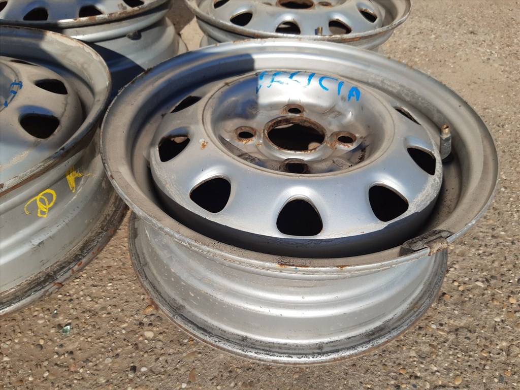 Skoda Felicia <p>Felni méret: 13"</p><p>Felni szélesség: 4.5</p><p>Furatszám: 4</p><p>Osztókör: 100.0</p><p>ET szám: ET38</p><p>Agy Átmérõ: 56.1</p><p>Állapot: Normál</p><p>Érdeklõdéskor hivatkozzon erre: KIN-40143</p><p>Bármire van szüksége hívjon bizalommal!<br>Kizárólag munkaidõben hétfõtõl - péntekig 8-12 13-16 óráig!<br>Alkatrészek széles választékban!<br>Hivatalos Regisztrált Autobontó Kecel!<br>Vásároljon Megbízható Helyrõl Beszerelési Garanciával Profiktól!</p> 20000 3. kép