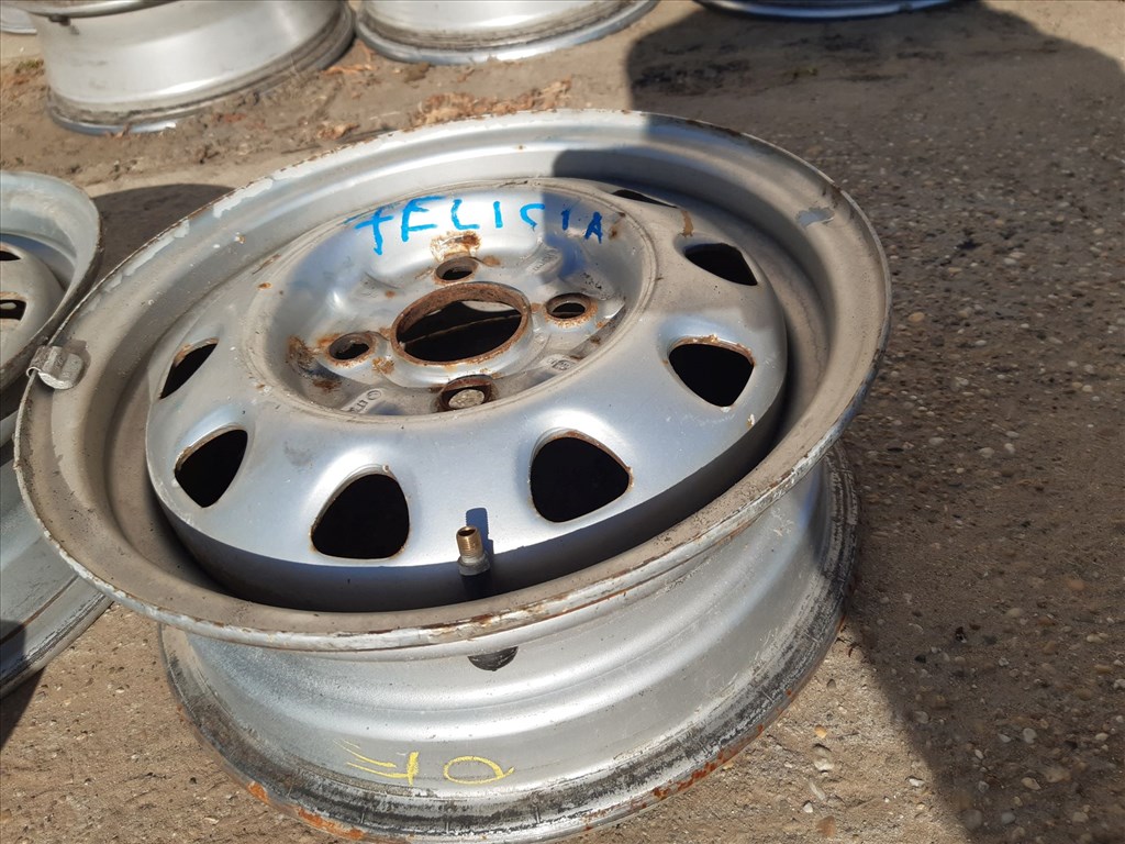 Skoda Felicia <p>Felni méret: 13"</p><p>Felni szélesség: 4.5</p><p>Furatszám: 4</p><p>Osztókör: 100.0</p><p>ET szám: ET38</p><p>Agy Átmérõ: 56.1</p><p>Állapot: Normál</p><p>Érdeklõdéskor hivatkozzon erre: KIN-40143</p><p>Bármire van szüksége hívjon bizalommal!<br>Kizárólag munkaidõben hétfõtõl - péntekig 8-12 13-16 óráig!<br>Alkatrészek széles választékban!<br>Hivatalos Regisztrált Autobontó Kecel!<br>Vásároljon Megbízható Helyrõl Beszerelési Garanciával Profiktól!</p> 20000 4. kép