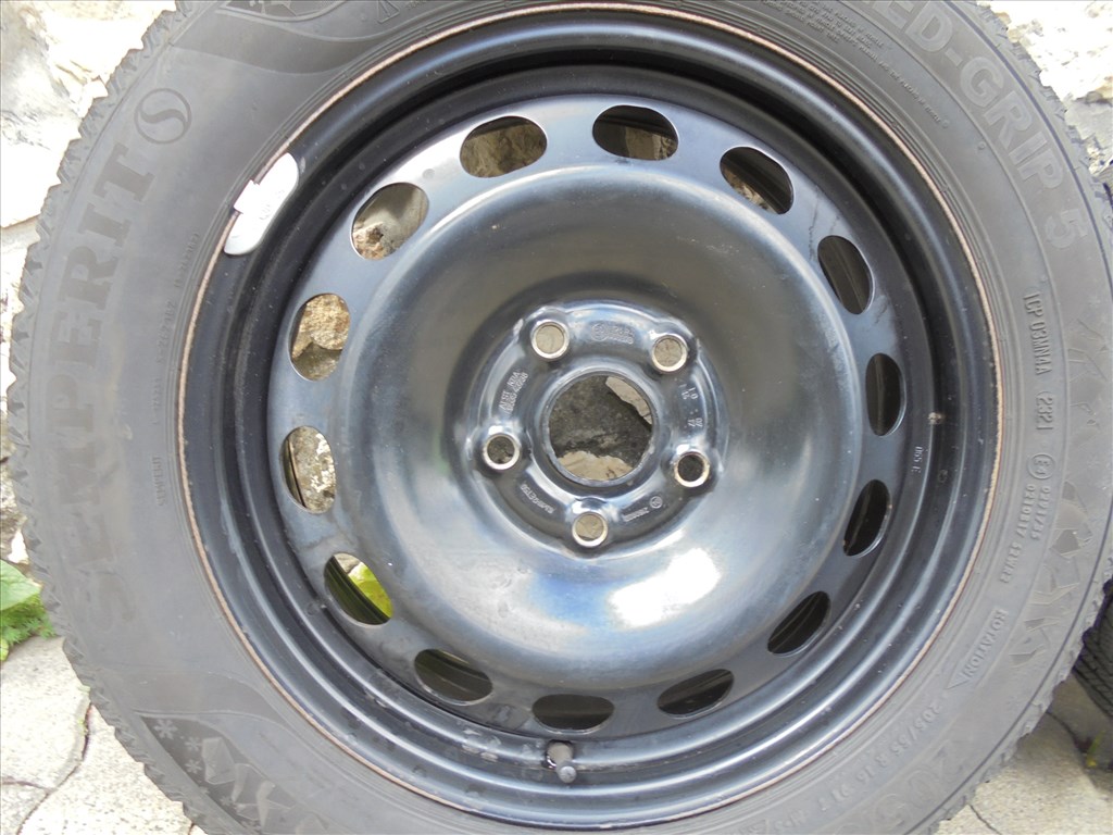 16-os Vw Lemezfelni ( 205/55-ös téli gumival ) eladó 2. kép