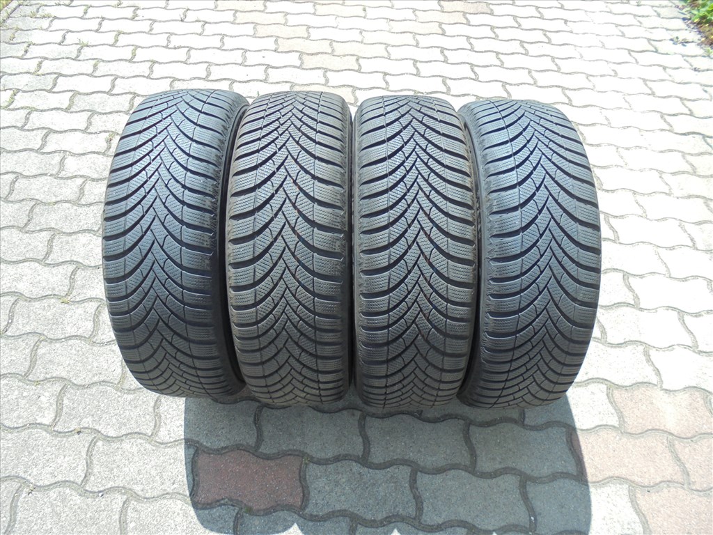 16-os Vw Lemezfelni ( 205/55-ös téli gumival ) eladó 6. kép