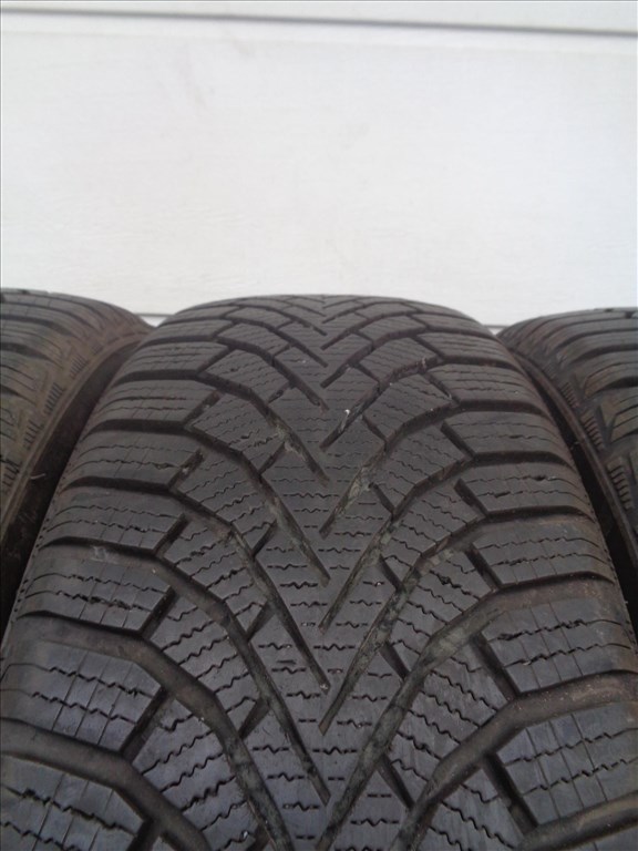 Sailun 205/60R16 téli gumi garnitúra 7-7.5mm-es mintával újszerűen eladó.  2. kép