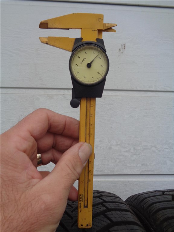 Sailun 205/60R16 téli gumi garnitúra 7-7.5mm-es mintával újszerűen eladó.  4. kép