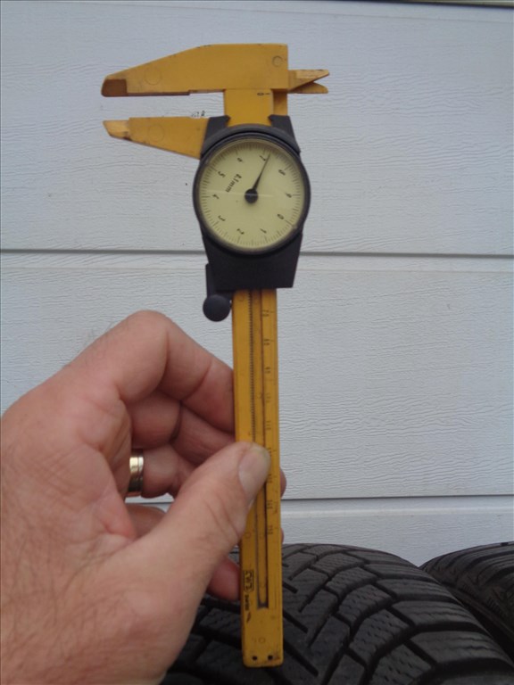 Sailun 205/60R16 téli gumi garnitúra 7-7.5mm-es mintával újszerűen eladó.  5. kép