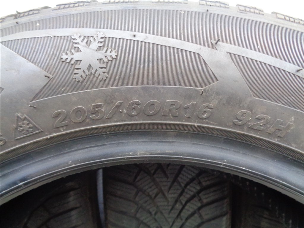 Sailun 205/60R16 téli gumi garnitúra 7-7.5mm-es mintával újszerűen eladó.  8. kép