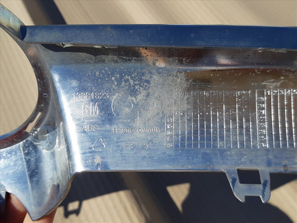 Opel / Vauxhall  Astra J első lökhárító díszrács króm betét embléma nélkül 13381823 8. kép