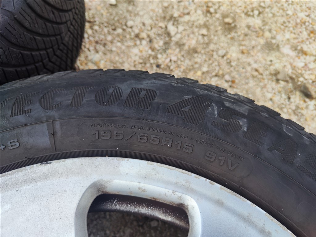  5x112 lyukosztású 16" használt alufelni, rajta 195/65 újszerű Goodyear négyévszakos gumi gumi  3. kép