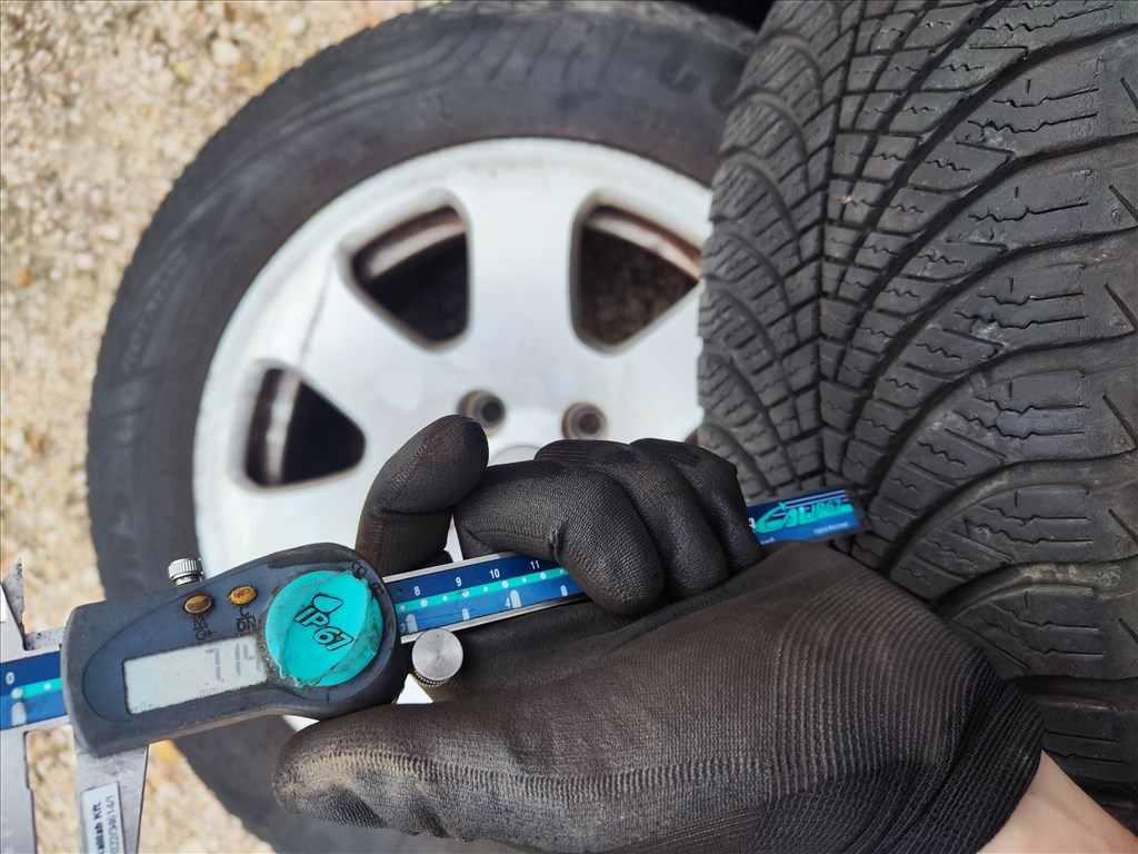  5x112 lyukosztású 16" használt alufelni, rajta 195/65 újszerű Goodyear négyévszakos gumi gumi  5. kép