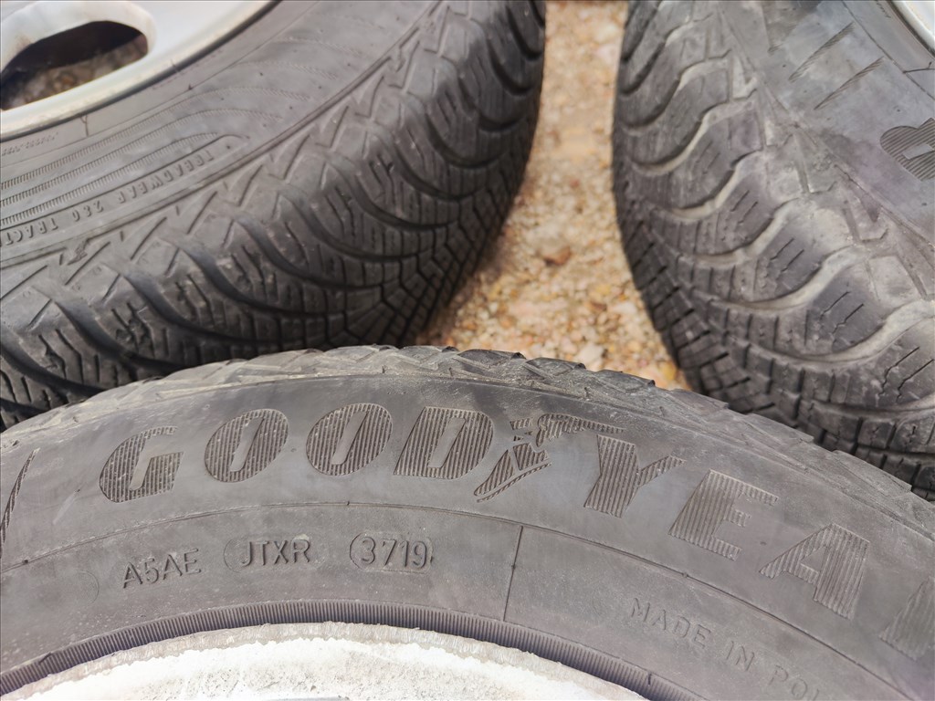  5x112 lyukosztású 16" használt alufelni, rajta 195/65 újszerű Goodyear négyévszakos gumi gumi  6. kép