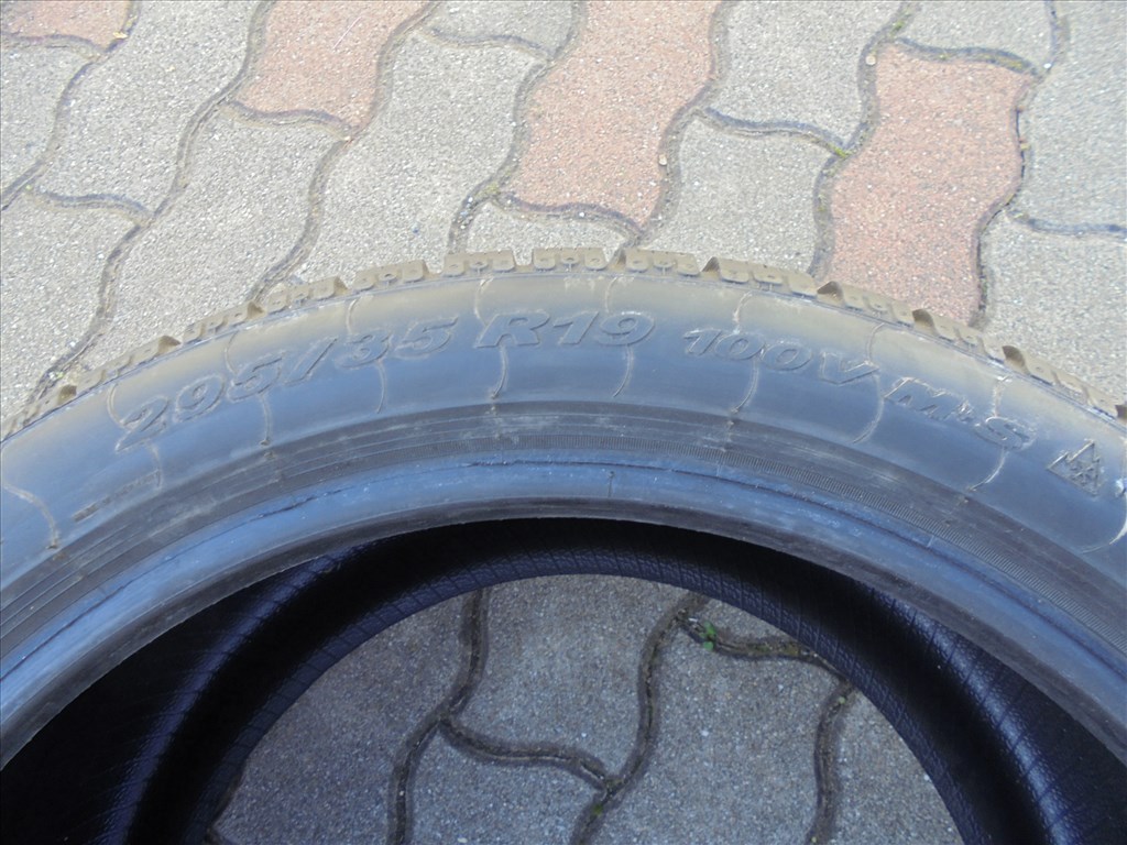 295/35 R 19" új" Pirelli téli gumi eladó 4. kép