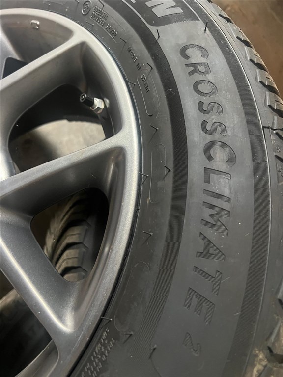  5x120 lyukosztású 17" használt BBS alufelni, rajta 225/60 újszerű Michelin négyévszakos gumi gumi  3. kép