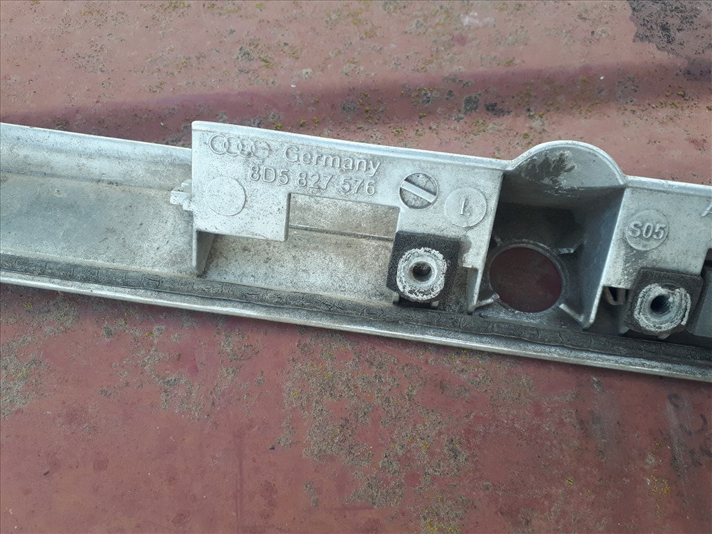 Audi A4  B5 Sedan csomagtérajtó díszléc színkód   nem ismert 8d5827576 3. kép