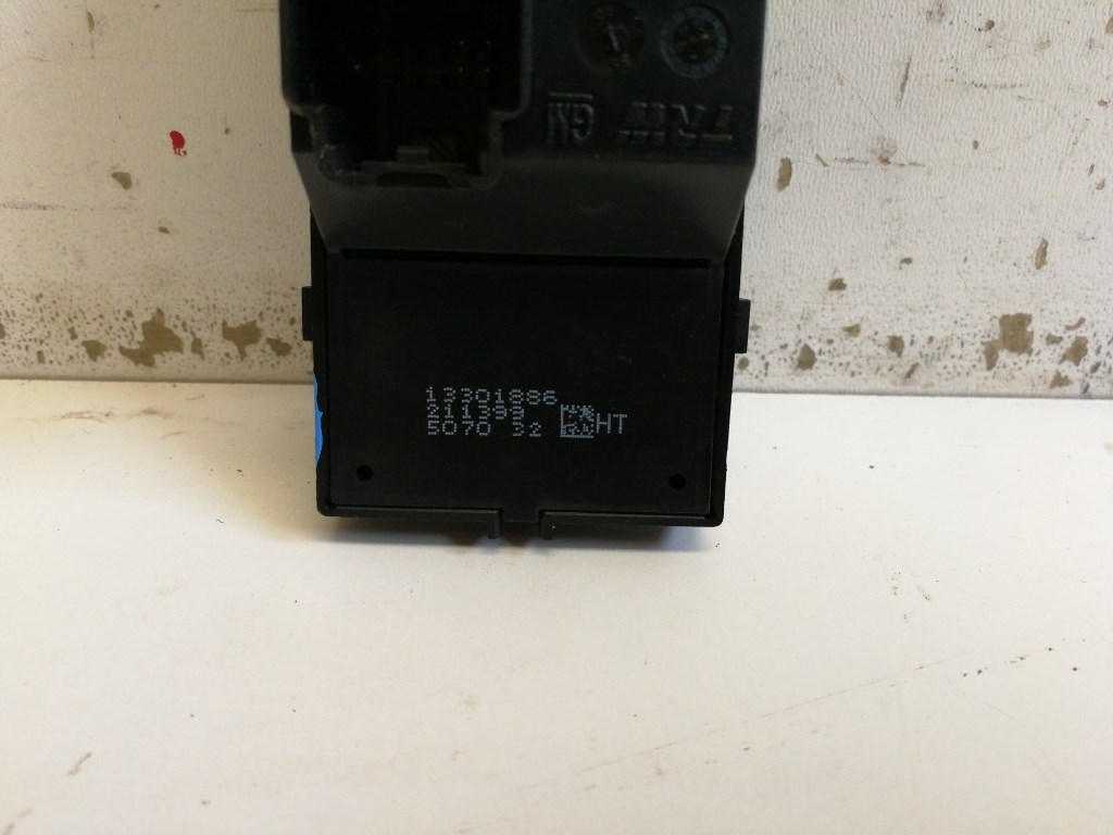 Opel Zafira Tourer jobb elsõ ablakemelõ kapcsoló 13301886 3. kép